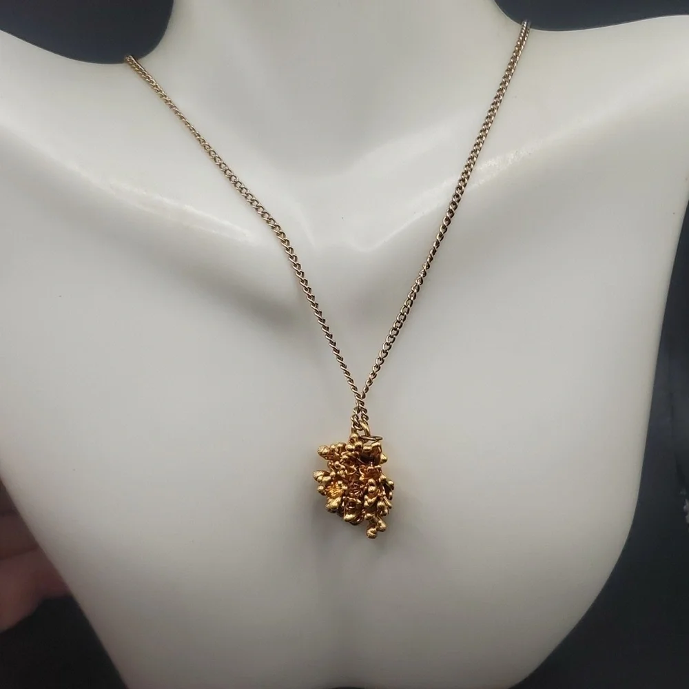 N2813 18kt hydrangea pendant flower‎ chain is (gold tone)